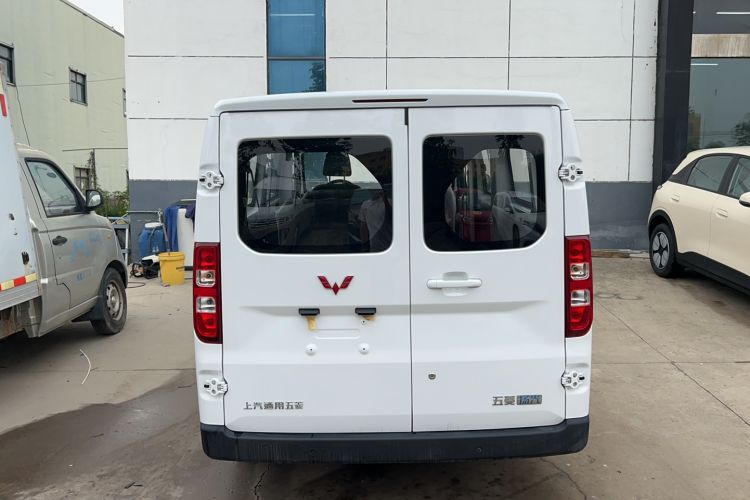 Used Wuling Yangguang 2024 300KM Comfort Version Passenger Van 75kW Rear