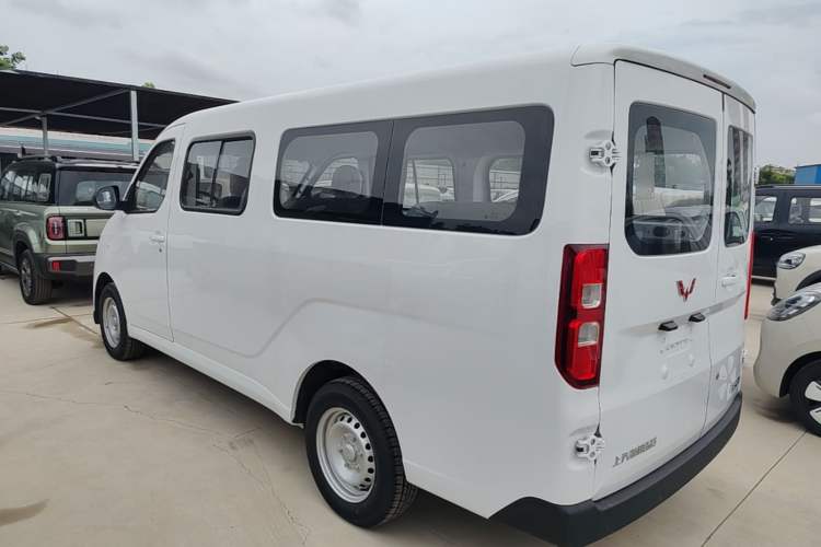 Used Wuling Yangguang 2024 300KM Comfort Version Passenger Van 75kW Rear Left 45 Deg