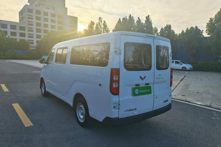 Used Wuling Yangguang 2024 300km Comfort-Grade Passenger Van 60kW Rear Left 45 Deg
