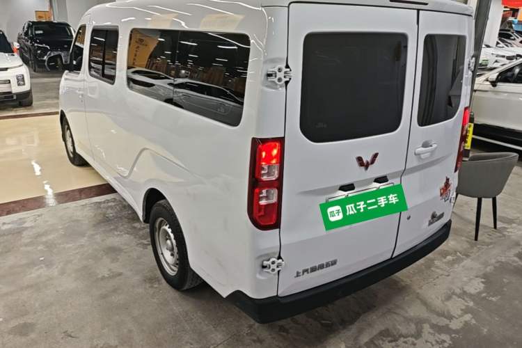 Used Wuling Yangguang 2024 300km Comfort-Grade Passenger Van 60kW Rear Left 45 Deg