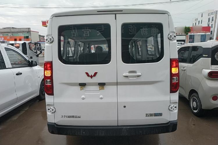 Used Wuling Yangguang 2024 300KM Comfort Version Passenger Van 75kW Rear