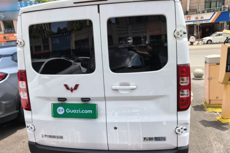 Used Wuling Yangguang 2024 300KM Comfort Version Passenger Van 75kW Rear