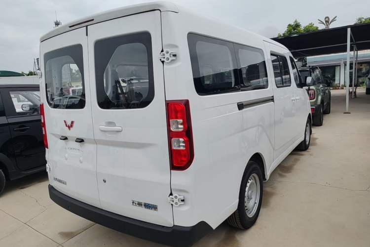 Used Wuling Yangguang 2024 300KM Comfort Version Passenger Van 75kW Rear Right 45 Deg