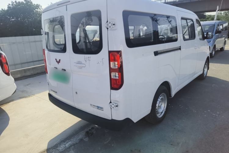 Used Wuling Yangguang 2024 300KM Comfort Version Passenger Van 75kW Rear Right 45 Deg