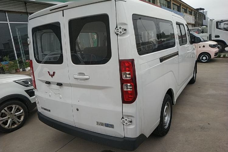Used Wuling Yangguang 2024 300KM Comfort Version Passenger Van 75kW Rear Right 45 Deg