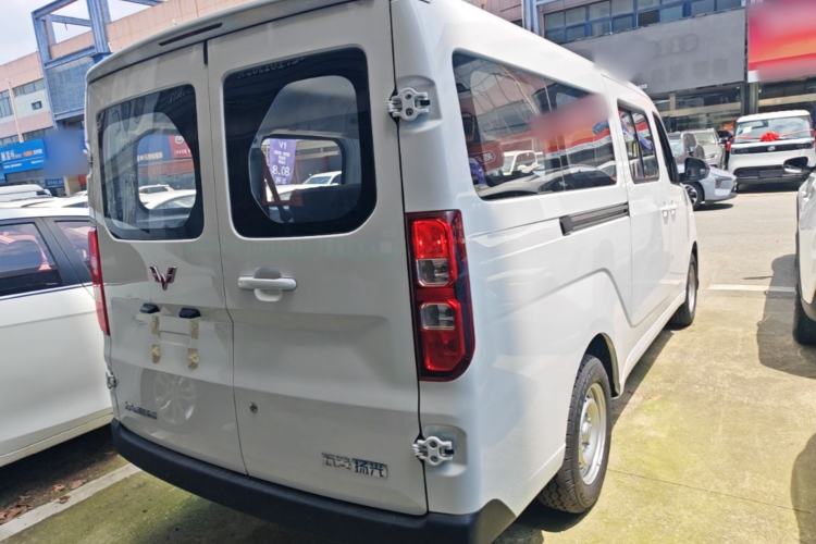 Used Wuling Yangguang 2024 300KM Comfort Version Passenger Van 75kW Rear Right 45 Deg