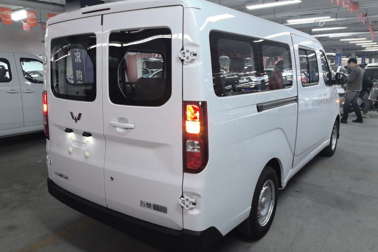 Used Wuling Yangguang 2024 300KM Comfort Version Passenger Van 75kW Rear Right 45 Deg