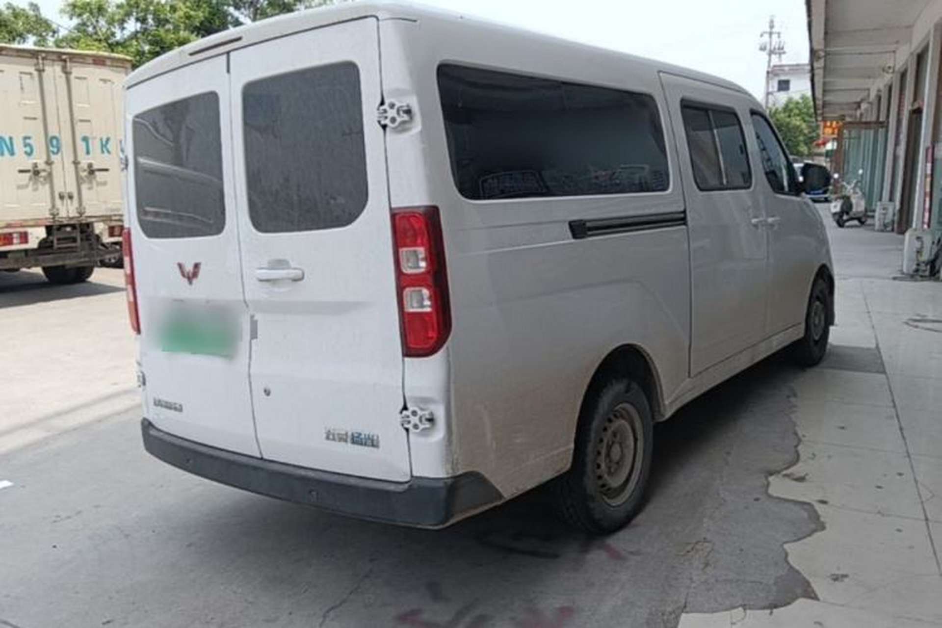 Used Wuling Yangguang 2024 300KM Comfort Version Passenger Van 75kW Rear Right 45 Deg