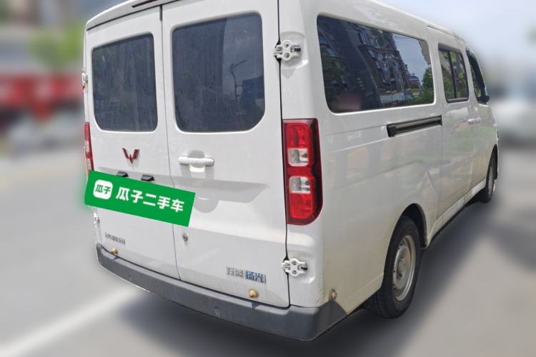 Used Wuling Yangguang 2024 300KM Comfort Version Passenger Van 75kW Rear Right 45 Deg