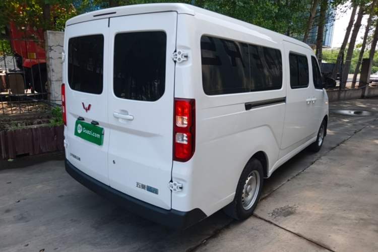 Used Wuling Yangguang 2024 300KM Comfort Version Passenger Van 75kW Rear Right 45 Deg