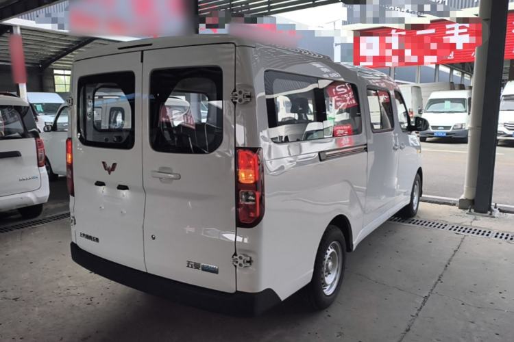 Used Wuling Yangguang 2024 300KM Comfort Version Passenger Van 75kW Rear Right 45 Deg