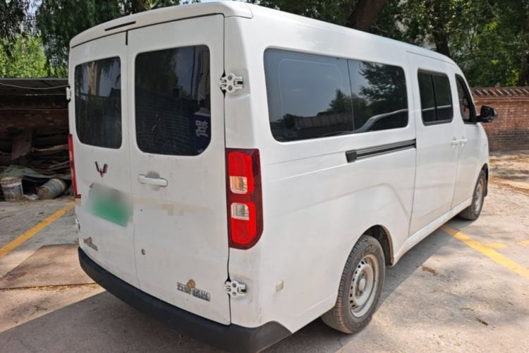 Used Wuling Yangguang 2024 300KM Comfort Version Passenger Van 75kW Rear Right 45 Deg