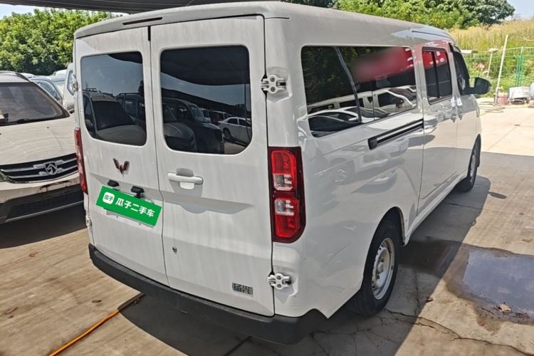 Used Wuling Yangguang 2024 300KM Comfort Version Passenger Van 75kW Rear Right 45 Deg