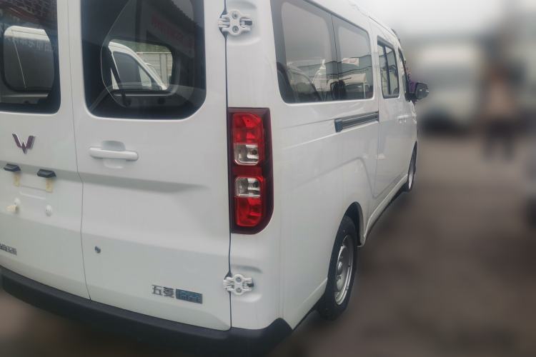 Used Wuling Yangguang 2024 300km Comfort-Grade Passenger Van 60kW Rear Right 45 Deg