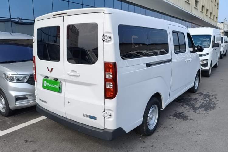 Used Wuling Yangguang 2024 300KM Comfort Version Passenger Van 75kW Rear Right 45 Deg