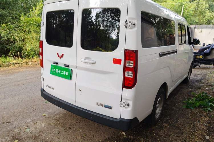 Used Wuling Yangguang 2024 300KM Comfort Version Passenger Van 75kW Rear Right 45 Deg