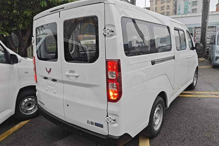 Used Wuling Yangguang 2024 300KM Comfort Version Passenger Van 75kW Rear Right 45 Deg