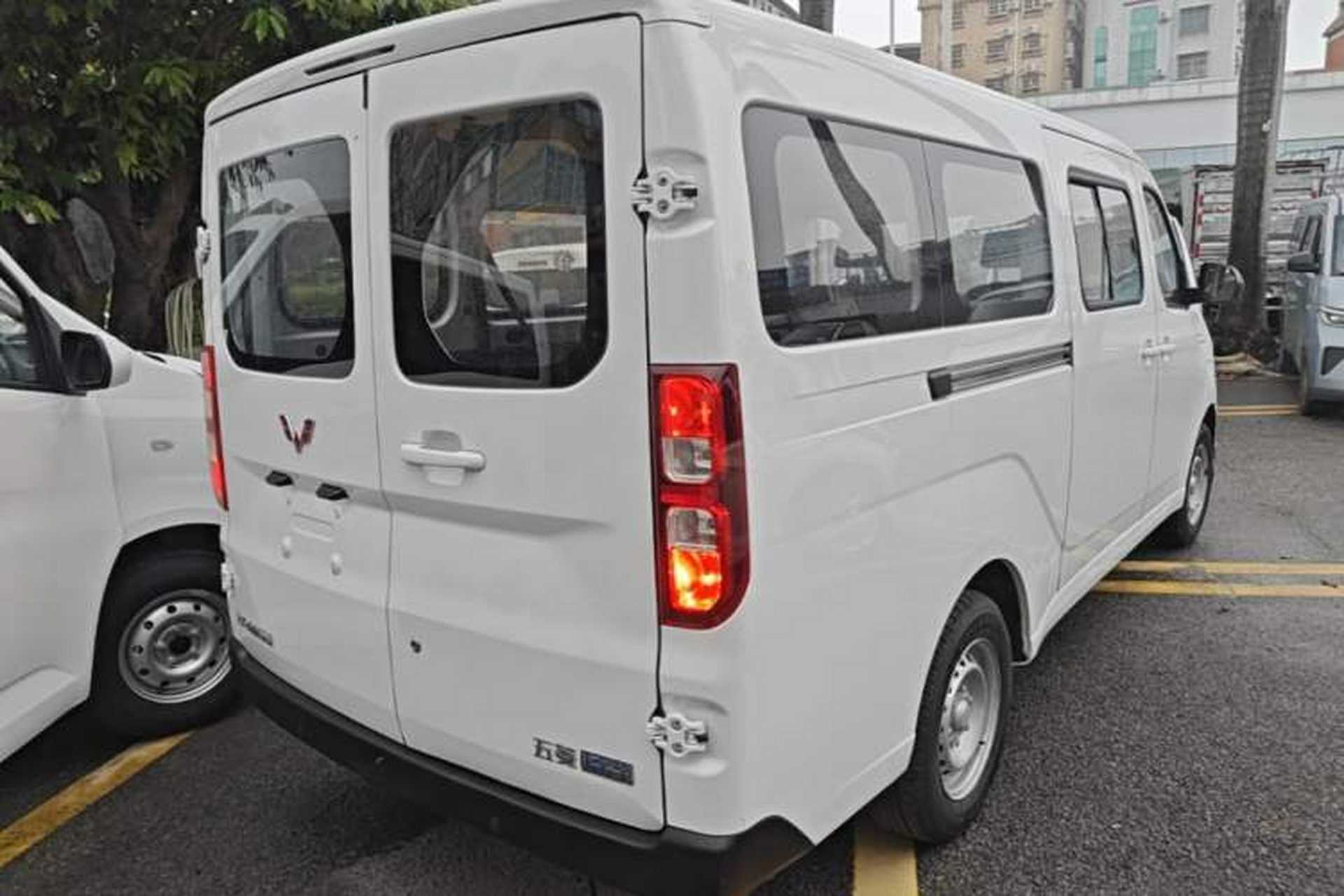 Used Wuling Yangguang 2024 300KM Comfort Version Passenger Van 75kW Rear Right 45 Deg