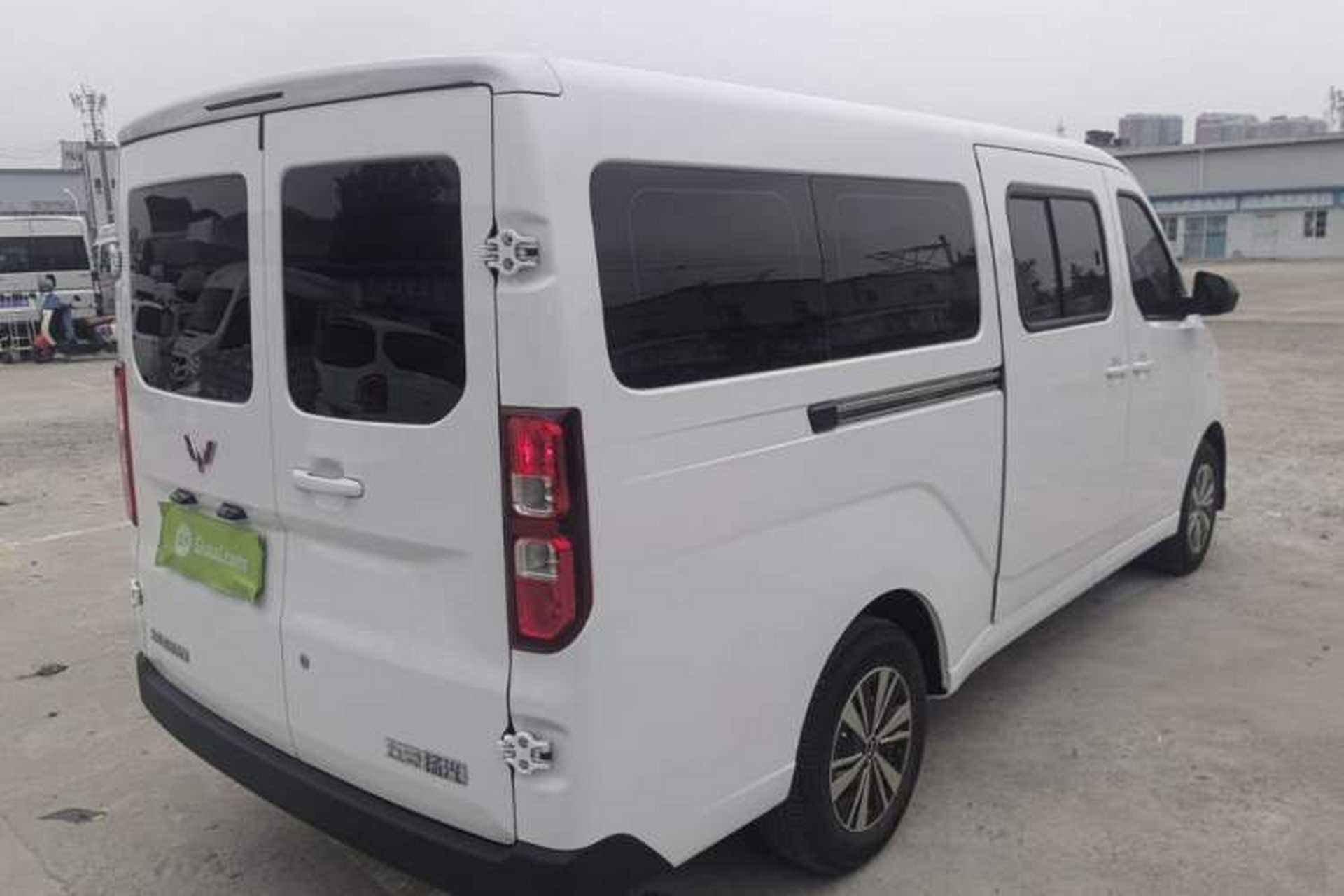 Used Wuling Yangguang 2024 300KM Comfort Version Passenger Van 75kW Rear Right 45 Deg