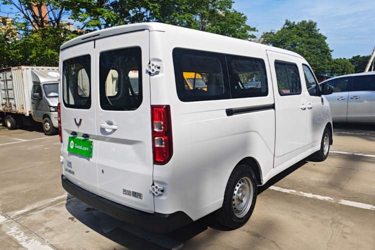 Used Wuling Yangguang 2024 300KM Comfort Version Passenger Van 75kW Rear Right 45 Deg