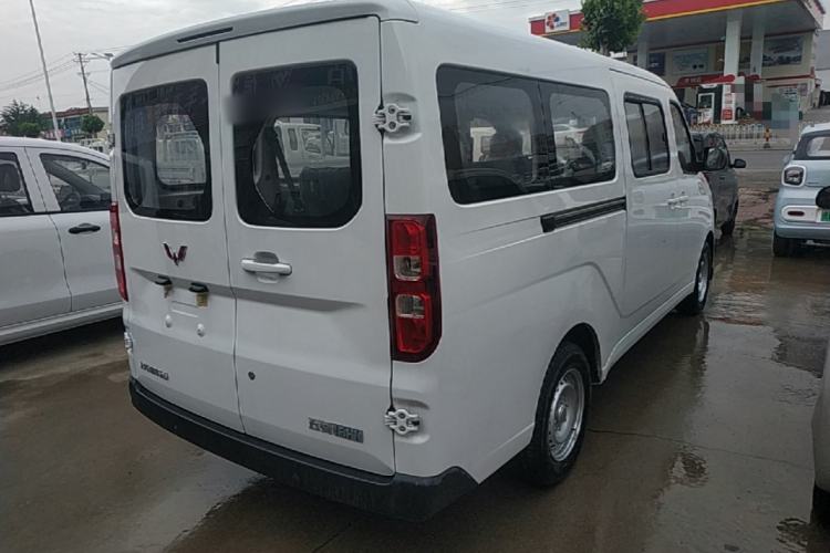 Used Wuling Yangguang 2024 300KM Comfort Version Passenger Van 75kW Rear Right 45 Deg