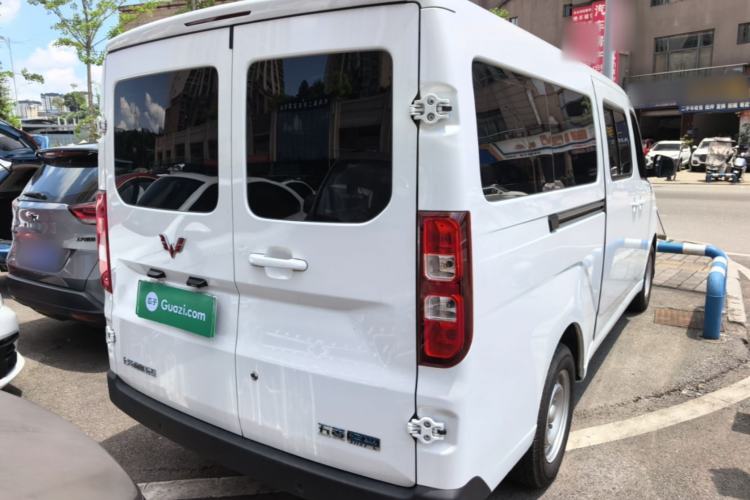 Used Wuling Yangguang 2024 300KM Comfort Version Passenger Van 75kW Rear Right 45 Deg