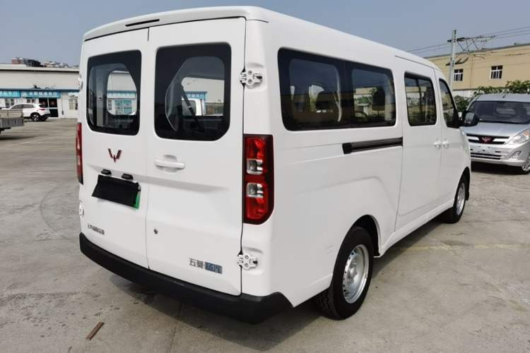 Used Wuling Yangguang 2024 300KM Comfort Version Passenger Van 75kW Rear Right 45 Deg