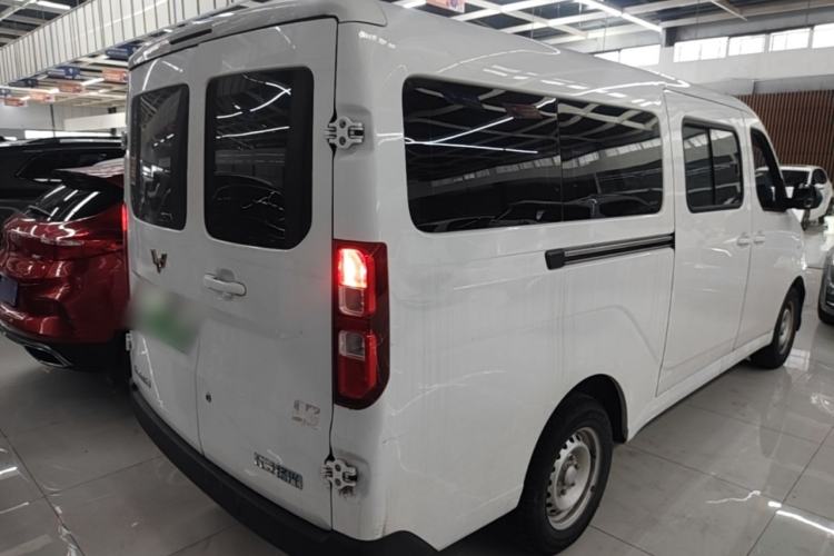 Used Wuling Yangguang 2024 300KM Comfort Version Passenger Van 75kW Rear Right 45 Deg
