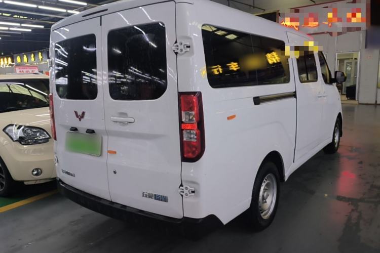 Used Wuling Yangguang 2024 300KM Comfort Version Passenger Van 75kW Rear Right 45 Deg