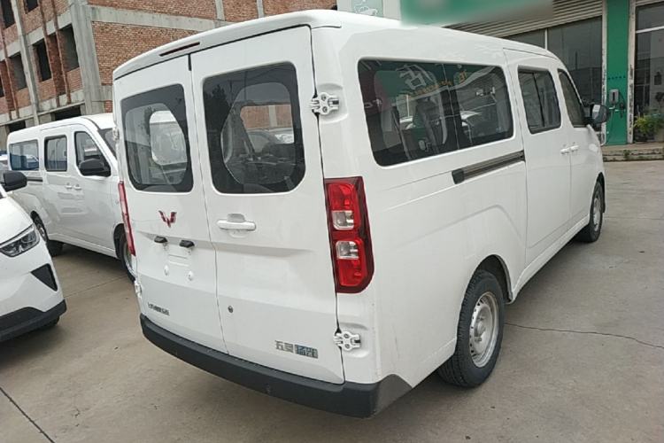 Used Wuling Yangguang 2024 300KM Comfort Version Passenger Van 75kW Rear Right 45 Deg