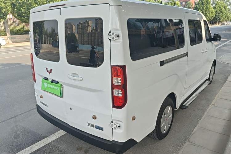 Used Wuling Yangguang 2024 300KM Comfort Version Passenger Van 75kW Rear Right 45 Deg