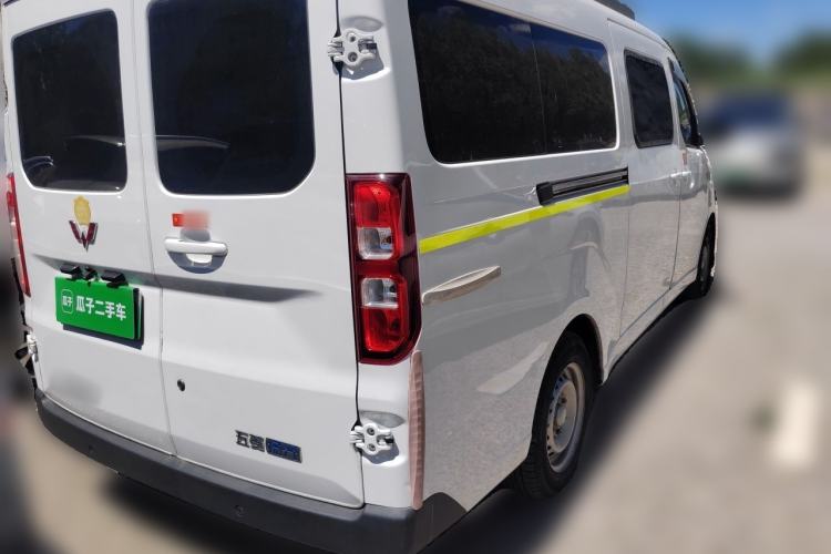 Used Wuling Yangguang 2024 300km Comfort-Grade Passenger Van 60kW Rear Right 45 Deg