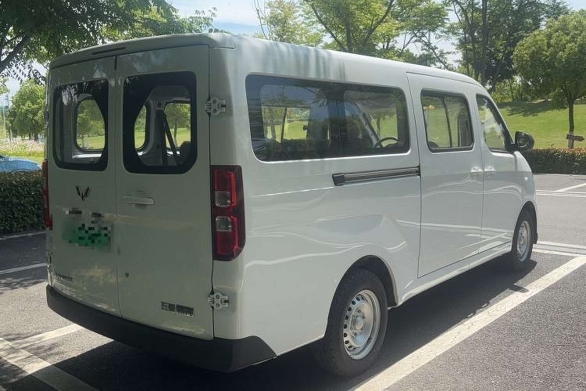Used Wuling Yangguang 2024 300KM Comfort Version Passenger Van 75kW Rear Right 45 Deg