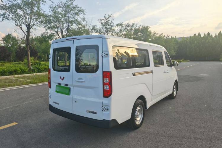 Used Wuling Yangguang 2024 300km Comfort-Grade Passenger Van 60kW Rear Right 45 Deg
