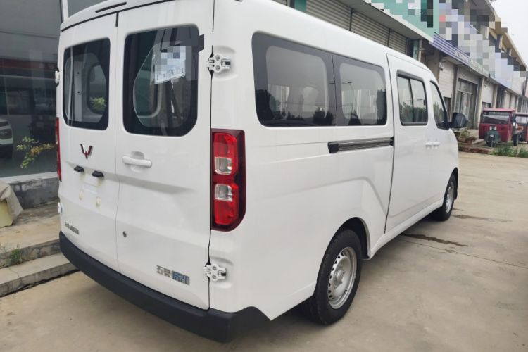 Used Wuling Yangguang 2024 300KM Comfort Version Passenger Van 75kW Rear Right 45 Deg