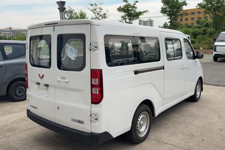 Used Wuling Yangguang 2024 300KM Comfort Version Passenger Van 75kW Rear Right 45 Deg