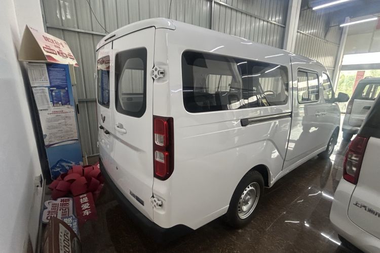 Used Wuling Yangguang 2024 300KM Comfort Version Passenger Van 75kW Rear Right 45 Deg