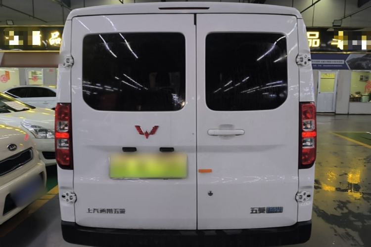 Used Wuling Yangguang 2024 300KM Comfort Version Passenger Van 75kW Rear