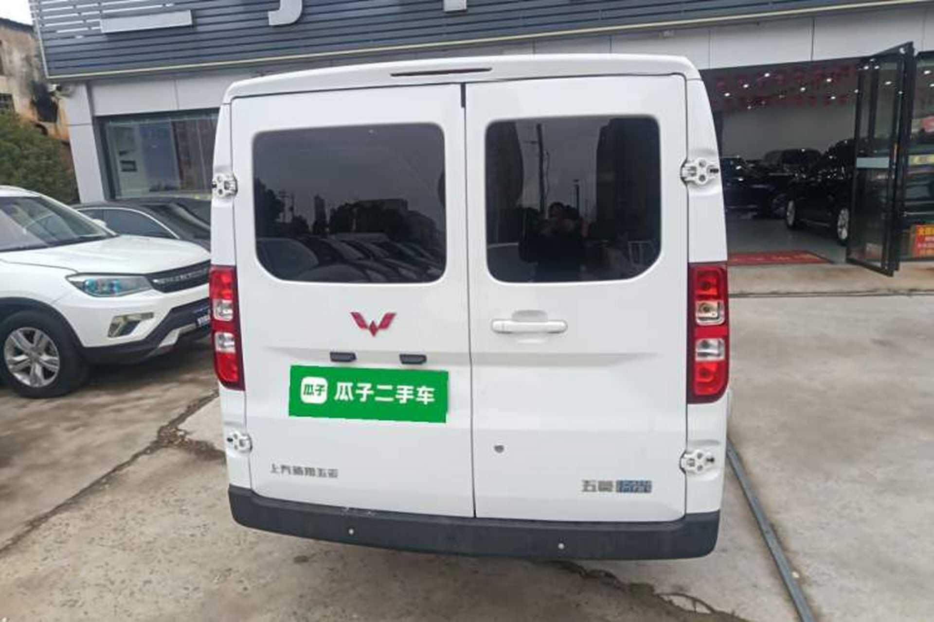 Used Wuling Yangguang 2024 300km Comfort-Grade Passenger Van 60kW Rear