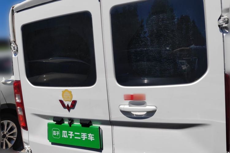 Used Wuling Yangguang 2024 300km Comfort-Grade Passenger Van 60kW Rear