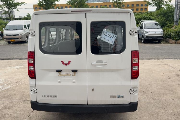 Used Wuling Yangguang 2024 300KM Comfort Version Passenger Van 75kW Rear