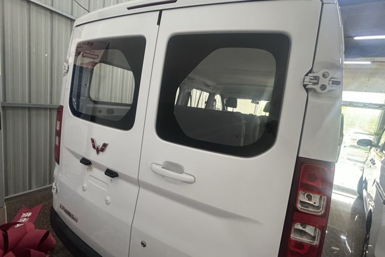 Used Wuling Yangguang 2024 300KM Comfort Version Passenger Van 75kW Rear