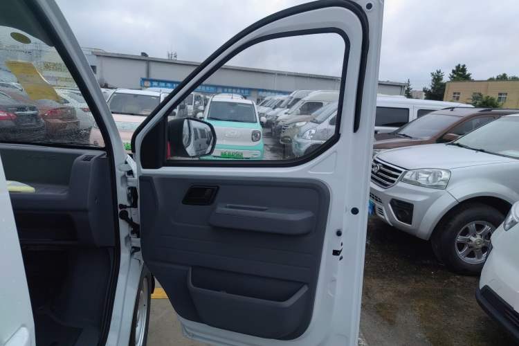 Used Wuling Yangguang 2024 300KM Comfort Version Passenger Van 75kW Right Front Door Interior