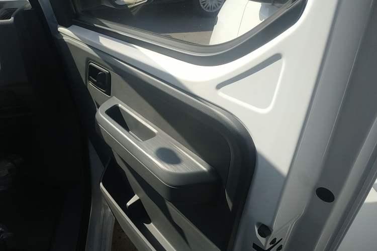 Used Wuling Yangguang 2024 300KM Comfort Version Passenger Van 75kW Right Front Door Interior