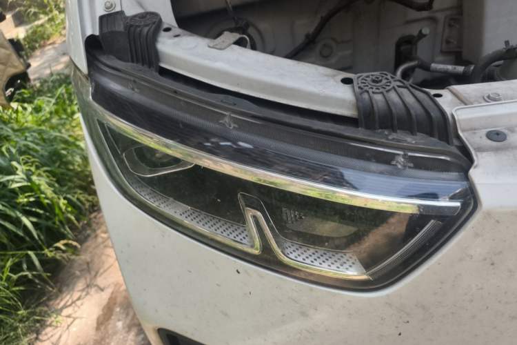 Used Wuling Yangguang 2024 300KM Comfort Version Passenger Van 75kW Right Front Headlight