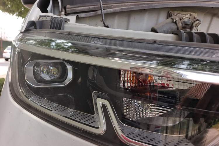 Used Wuling Yangguang 2024 300km Comfort Version with Sealed Windows 60kW Right Front Headlight