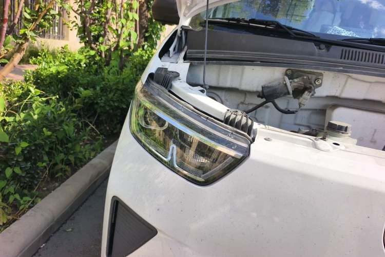 Used Wuling Yangguang 2024 300km Range Practical Window-Sealed Version 60kW Right Front Headlight