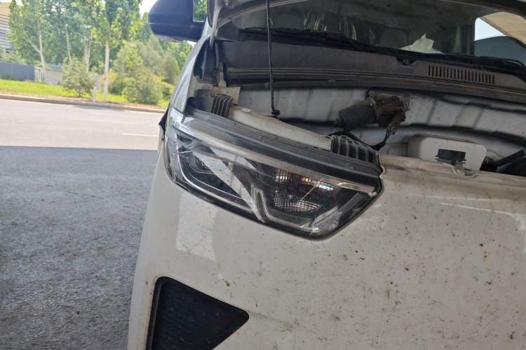 Used Wuling Yangguang 2024 300KM Comfort Version Passenger Van 75kW Right Front Headlight