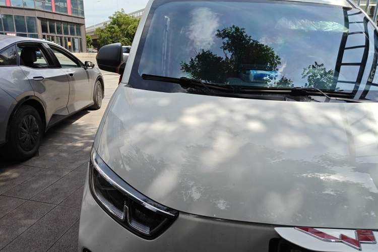 Used Wuling Yangguang 2024 300KM Comfort Version Passenger Van 75kW Right Front Headlight