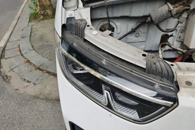Used Wuling Yangguang 2024 300KM Comfort Version Passenger Van 75kW Right Front Headlight